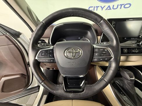 Used 2020 Toyota Highlander Limited image 26