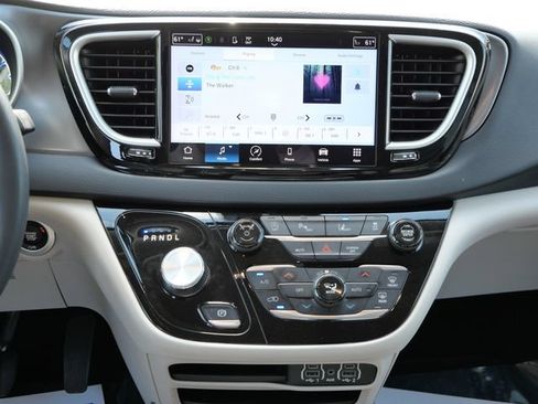 Used 2024 Chrysler Pacifica Touring-L FWD image 10
