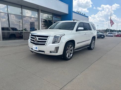 Used 2015 Cadillac Escalade Luxury AWD/4WD image 1