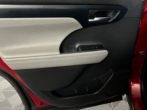 Used 2021 Toyota Highlander XLE image 25