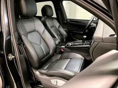 Used 2025 Porsche Macan image 12