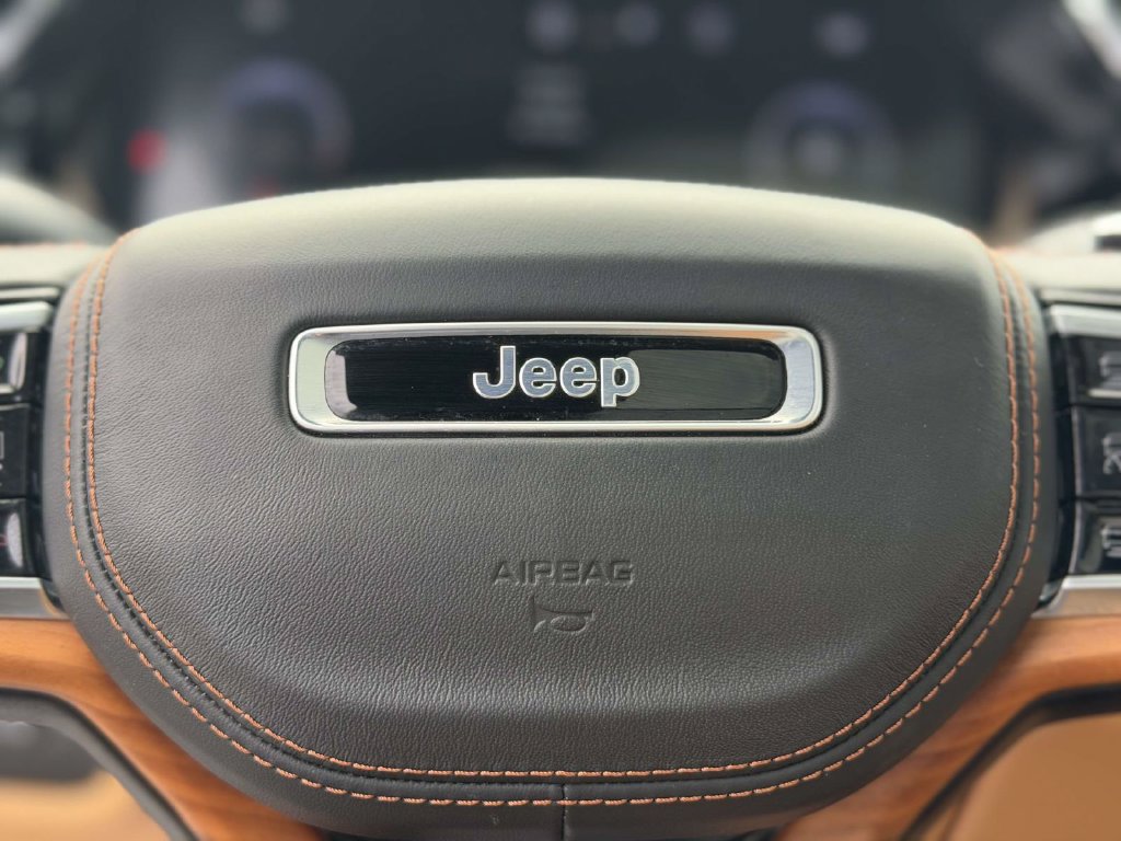 Used 2025 Jeep Grand Cherokee Summit AWD/4WD image 34
