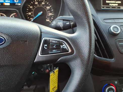 Used 2018 Ford Focus SE w/ SE Appearance Package image 17