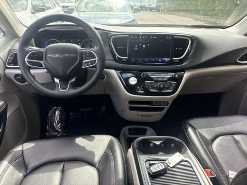 Used 2024 Chrysler Pacifica Touring-L FWD image 14