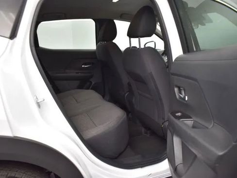 Used 2025 Nissan Kicks SV AWD/4WD image 18