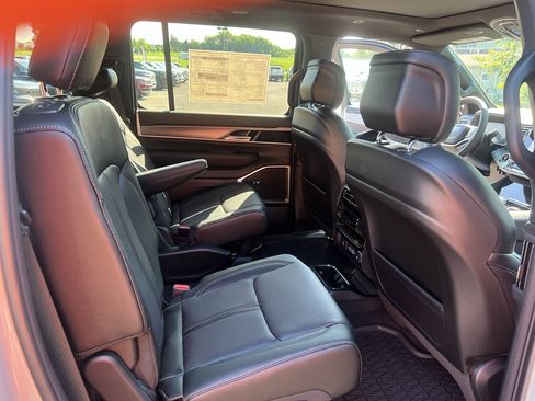 Used 2025 Jeep Wagoneer Series II AWD/4WD image 35