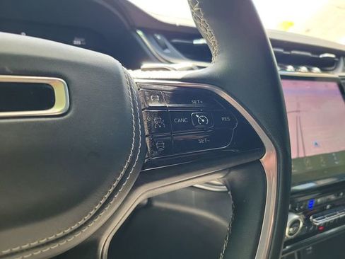 Used 2022 Jeep Grand Cherokee Overland w/ Luxury Tech Group IV image 24