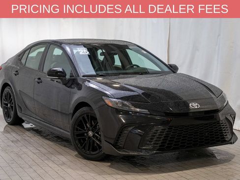 Used 2025 Toyota Camry SE FWD image 1