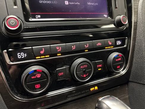 Used 2016 Volkswagen Passat 1.8T SEL Premium image 38