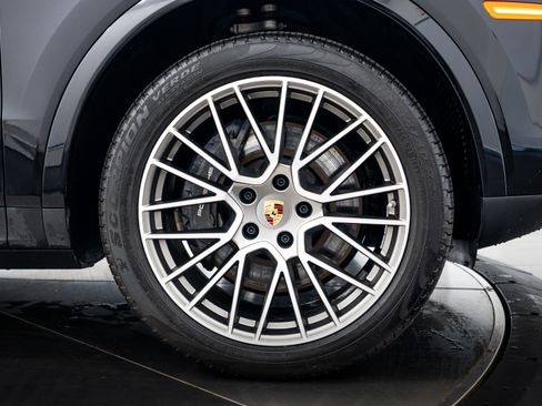 Certified 2023 Porsche Cayenne Platinum Edition AWD/4WD image 11