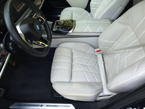 Used 2023 BMW i7 xDrive60 AWD/4WD image 13