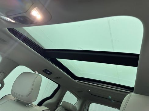 Used 2017 Chrysler Pacifica Limited FWD image 5