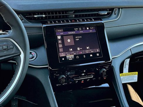 New 2025 Jeep Grand Cherokee Altitude image 7