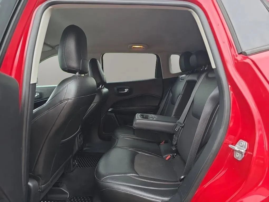 Used 2018 Jeep Compass Latitude w/ Popular Equipment Group AWD/4WD image 38