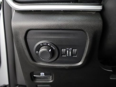 Used 2023 Jeep Grand Cherokee L Laredo image 40