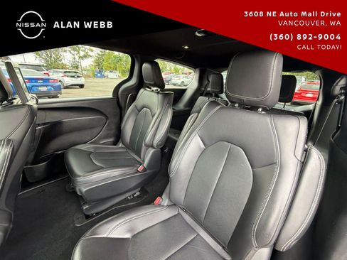 Used 2022 Chrysler Pacifica Touring-L w/ Uconnect Theater Family Group FWD image 28