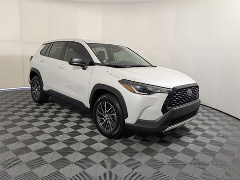 Used 2024 Toyota Corolla Cross L image 3