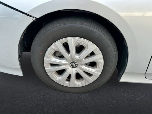 Used 2022 Toyota Prius L Eco FWD image 10