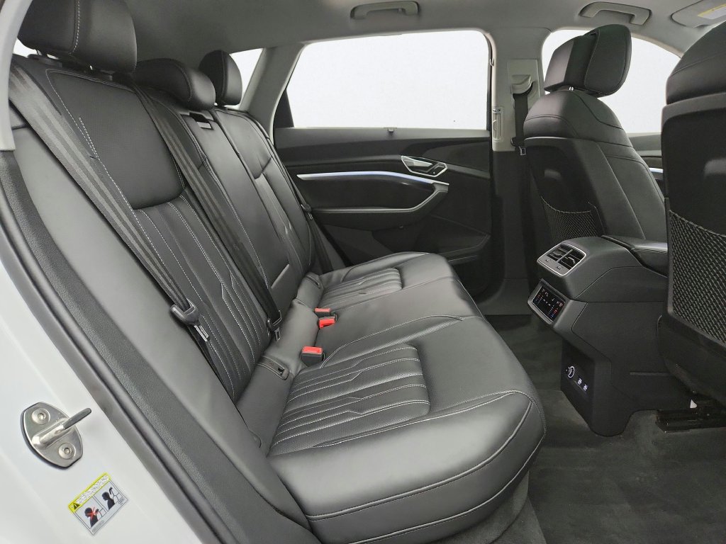 Used 2019 Audi e-tron Prestige w/ Prestige Package AWD/4WD image 32