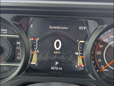 Used 2024 Jeep Gladiator Rubicon w/ Technology Group AWD/4WD image 9