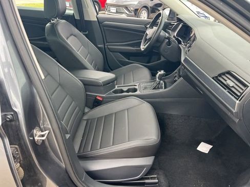 Used 2024 Volkswagen Jetta SE image 7