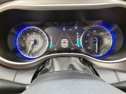 Used 2023 Chrysler Pacifica Touring-L FWD image 21
