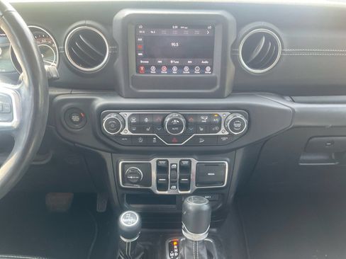 Used 2018 Jeep Wrangler Unlimited Sahara AWD/4WD image 11
