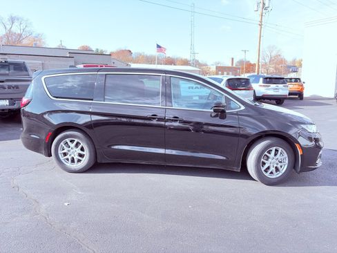 Used 2024 Chrysler Pacifica Touring-L image 4