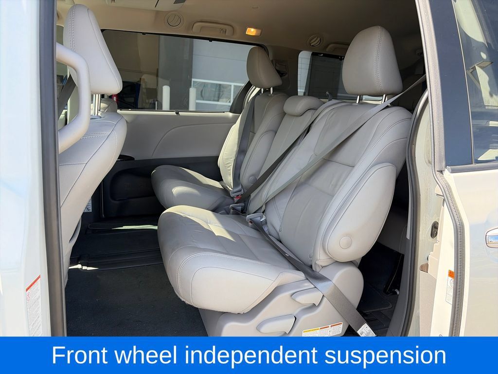 Used 2018 Toyota Sienna XLE Premium w/ Carpet Mat Package FWD image 29