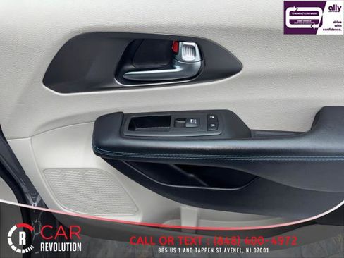 Used 2021 Chrysler Pacifica Touring-L image 40