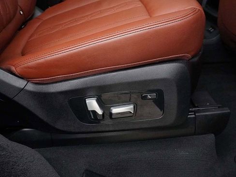 Used 2024 BMW X7 xDrive40i w/ M Sport Package AWD/4WD image 39
