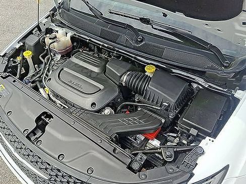 Used 2024 Chrysler Pacifica Touring-L FWD image 30