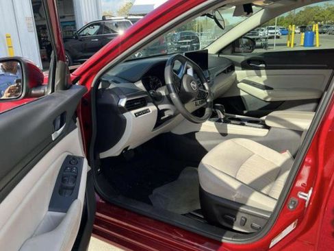 Used 2024 Nissan Altima 2.5 SV w/ SV Premium Package image 9