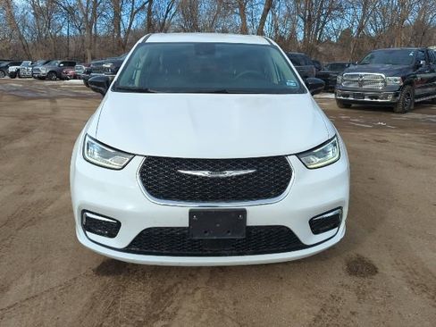 Used 2024 Chrysler Pacifica Select image 4