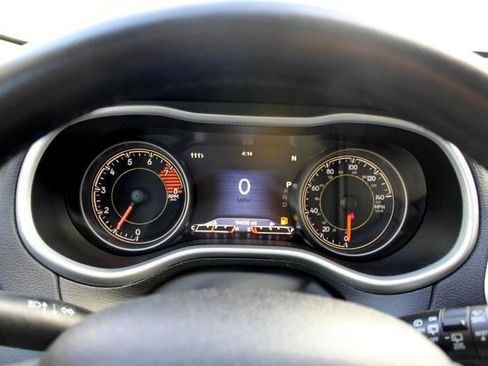 Used 2017 Jeep Cherokee Trailhawk image 24