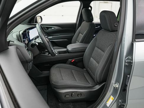 Used 2025 Chevrolet Traverse LT image 11