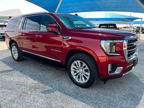 Used 2022 GMC Yukon XL SLT w/ SLT Premium Package AWD/4WD image 3