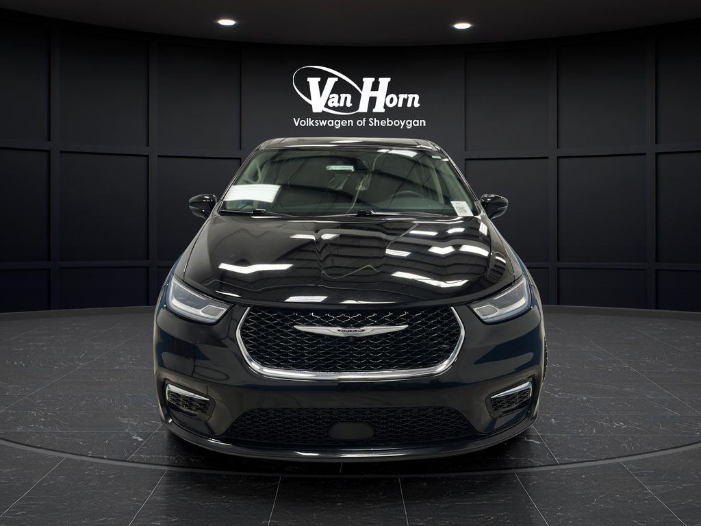 Used 2024 Chrysler Pacifica Touring-L FWD image 2