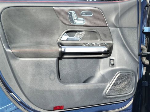 Used 2021 Mercedes-Benz GLB 250 4MATIC image 7