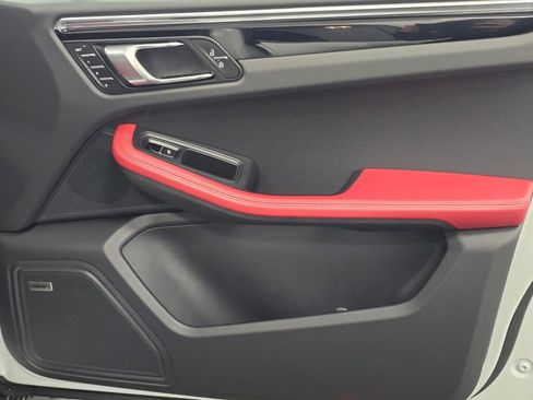 Certified 2025 Porsche Macan image 25
