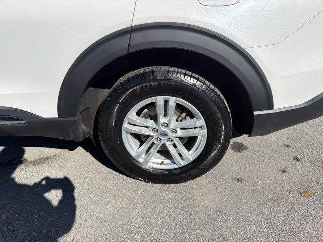 Used 2022 Ford Explorer XLT w/ Equipment Group 202A AWD/4WD image 14