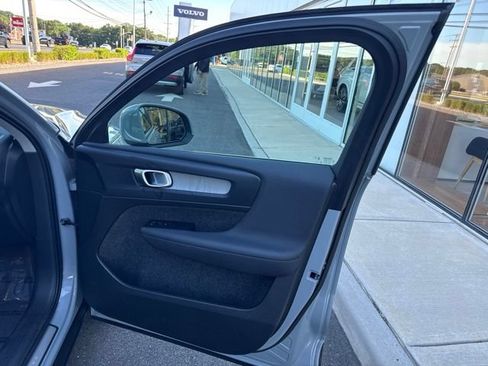 Certified 2025 Volvo XC40 B5 Core AWD/4WD image 14