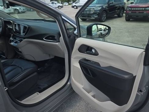 Used 2023 Chrysler Pacifica Touring-L FWD image 32