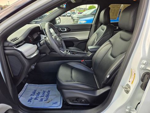 Used 2024 Jeep Compass Limited image 15