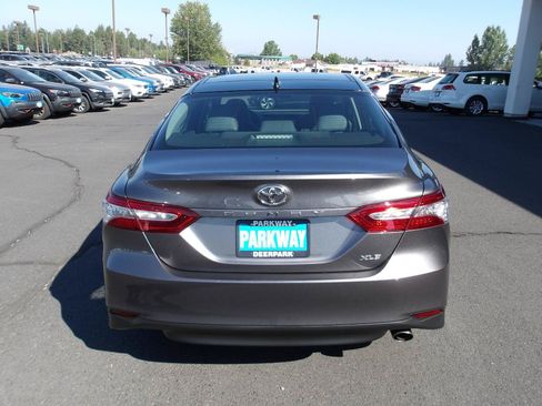 Used 2019 Toyota Camry XLE w/ Navigation Package FWD image 4