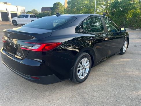 Used 2025 Toyota Camry LE w/ Convenience Package FWD image 4