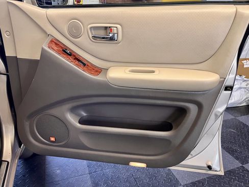 Used 2005 Toyota Highlander 4WD V6 w/ 3rd Row image 21