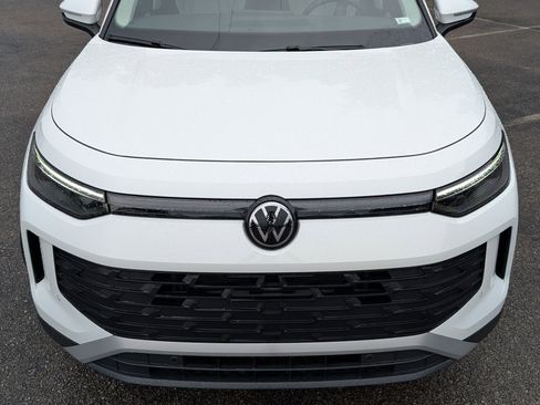 Used 2025 Volkswagen Tiguan SE w/ Panoramic Sunroof Package AWD/4WD image 12