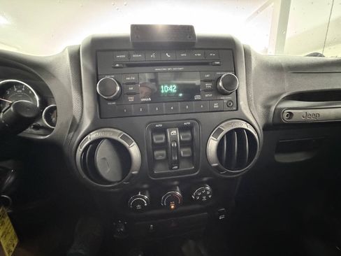 Used 2015 Jeep Wrangler Unlimited Sport AWD/4WD image 32
