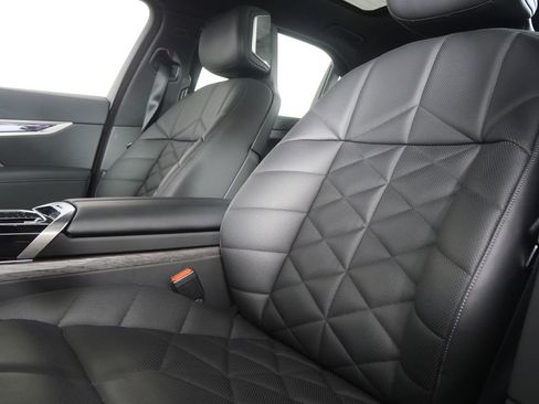 Used 2025 BMW 740i w/ Premium Package RWD image 11
